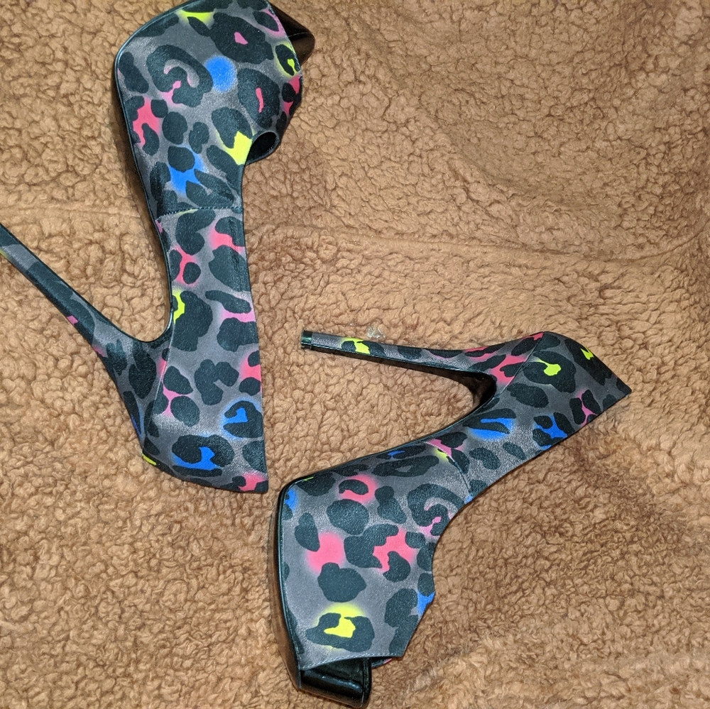 Open toe pump